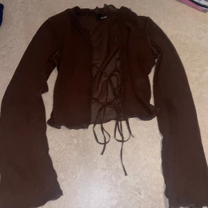brun topp - jätte fin topp man kan ha över ett linne eller nåt. jag har bara använt den en gång. den är i perfekt skick och har inga defekter