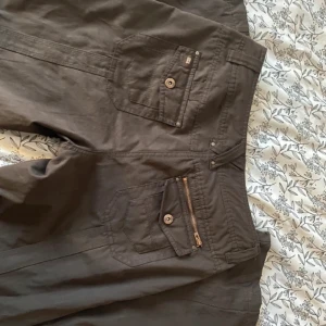 Vintage Cargo - Säljer dessa skitsnygga och sköna vintage cargopants som jag köpte begagnat på Vinted. I jättefint skick - ser helt nya ut ✨ De var tyvärr lite för stora för mig därav säljer jag de 💕Skulle gissa på att de passar storlek 36/38