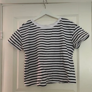 Randig tröja  - Randig enkel t-tröja i bra skick:))