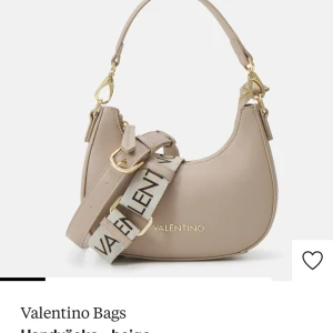 Valentino väska - En beige Valentino väska helt ny! Köp för 1000 kr på Zalando och kommer med 2 olika axelremmar 