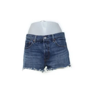 Levis jeansshorts  - Skit snygga mörkblå jeansshorts från Levis!  Storleken är waist 30, passar även mindre 🩷