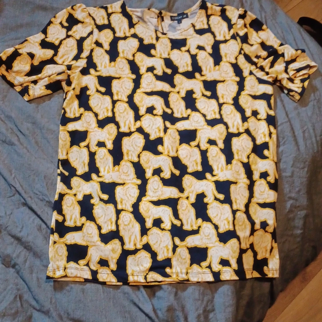 En tröja med lejon på - 90