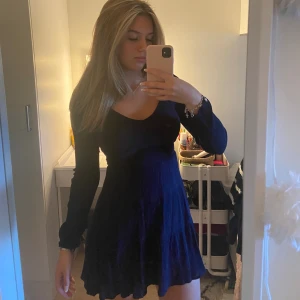 Klänning - En otroligt fin mörkblå klänning köpt i USA på Macys!🦋🦋 