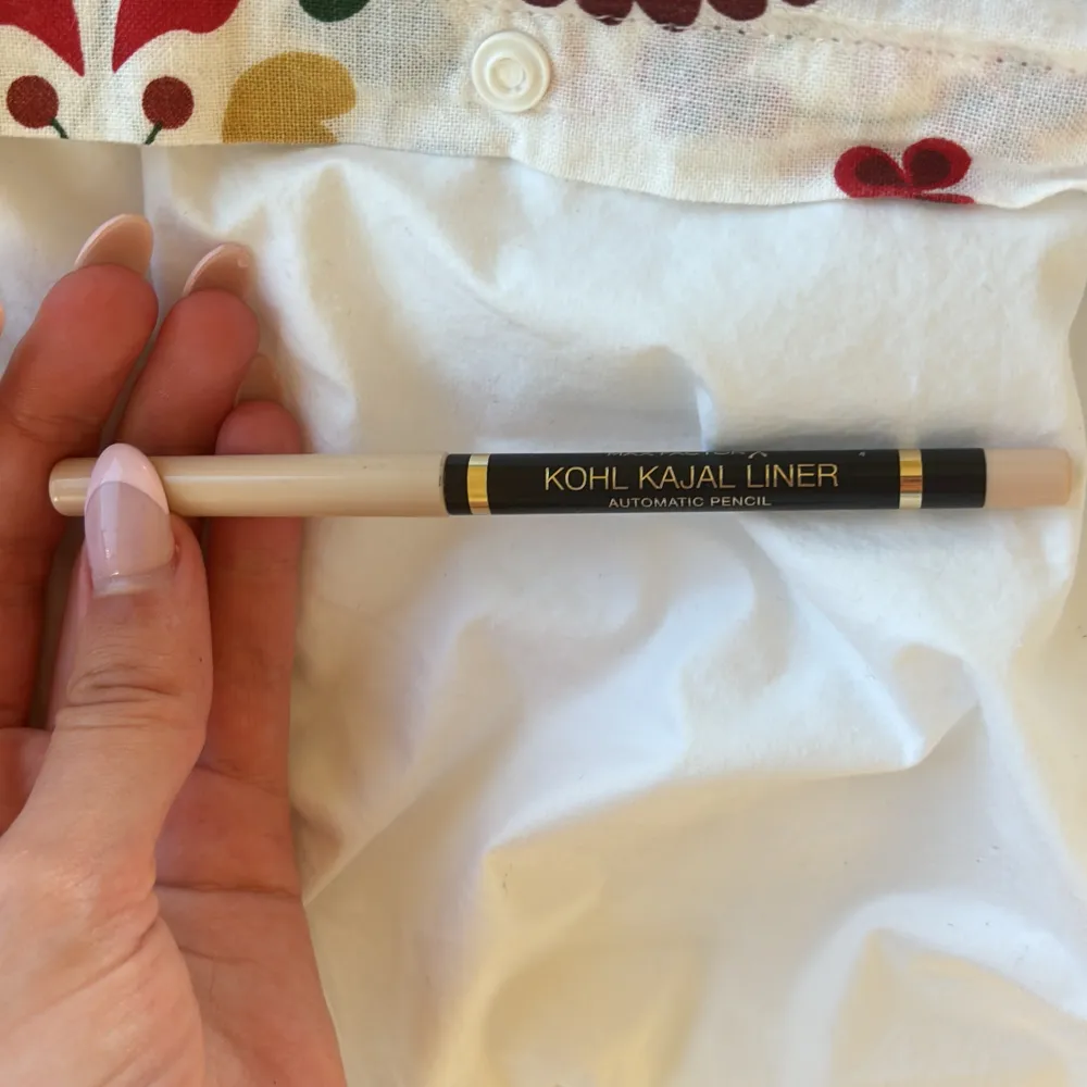 En beige kajal penna från maxfactor. Aldrig använd. Nyskick.. Skönhet.