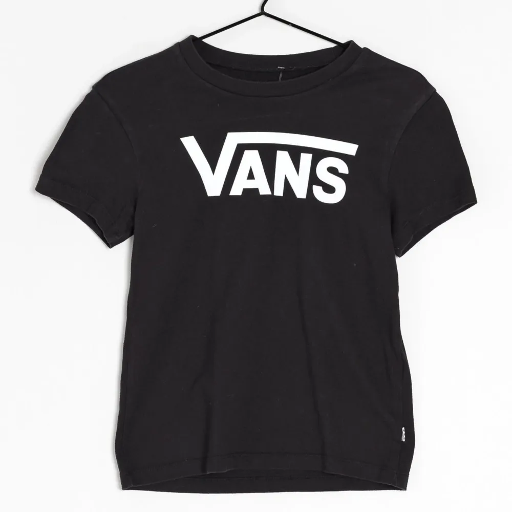 Säljer min svarta Vans t-shirt då den inte kommer användning längre, använd men inga defekter!. T-shirts.