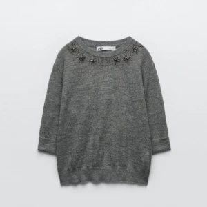 STICKAD TRÖJA  - Stickad tröja köpt för 400 kr men säljer för 200 kr❤️ Använd fåtal gånger o säljer för att jag rensar i garderoben ☀️ Skriv för fler frågor eller bilder - kan även mötas upp i Stockholm 💕