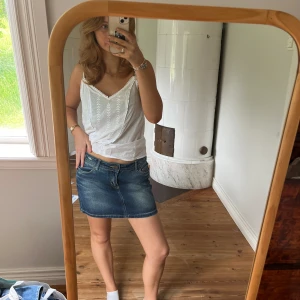 Vintage kjol - Midjemått(rätt över): 38 Längd: 35 Modellen är: 168  Skriv om ni har några frågor💗//Perfectjeans