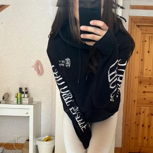 Hoodie  - Super cool svart  hoodie från H&M!