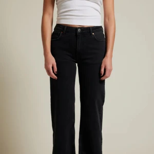 Bikbok jeans mörkgrå/ svarta urtvättade  - Knappt använda. Storlek: längd 32 midja 26  Väldigt fina önska att jag kunde ha dom men har blivit för små tyvärr Köpte dom för 699 säljer dom för 399