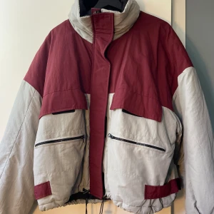 Jacka  - Snygg jacka från Gina Tricot i strl XL men sitter snyggt oversized på mig som brukar ha M. Använd fåtal gånger så fortfarande i perfekt skick! 