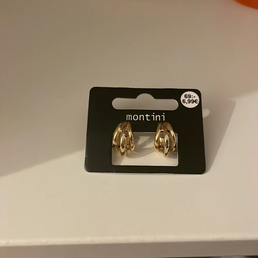 Ett par super fina guldiga örhängen från Ur & Penn! Är endast provade. Säljs då de är för stora för mina öron och guldiga (jag är silvertjej). Accessoarer.