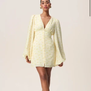 Klänning Adoore  - Helt ny klänning från Adoore. Så fin modell och så fin ljusgul färg!! Endast provad. Kan gå ner i pris vid snabbt köp