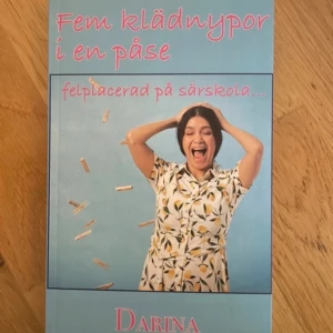 Fem klädnypor i en påse - felplacerad i särskola - En bok i ett fint skick. Det enda att anmärka på är att det är lite slitage längst upp på baksidan av boken vid kanterna, vilket ni ser på bild 2. Annars fint skick.