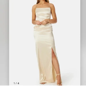 Balklänning - Superfin klänning i satin💗💗 den är uppsydd så den passar mig som är ca 168 cm med klackar, då gick den nästan hela vägen ner till marken. 