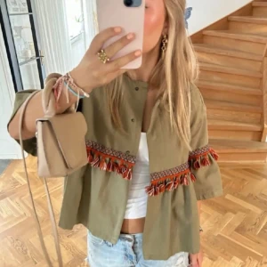 Zara jacka - Söker!! Söker denna oliv gröna jackan med detaljer på från zara!! Skriv till mig om ni har den kan betala bra pris💘💘