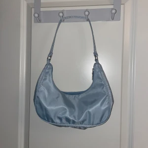 Blå väska  - Fin liten ljusblå väska. Aldrig använd. Inga skador eller fläckar mm