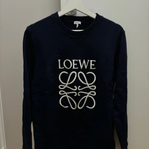 Loewe sweatshirt stories M - Loewe sweatshirt Storlek M Bra skick Har blivit kemtvättad 