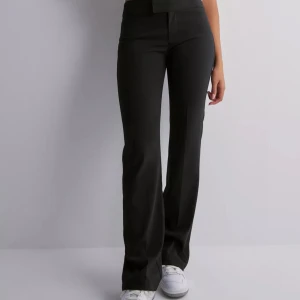 low waist byxor - Ett par low waist byxor ifrån nelly i storlek 34. Dom är oanvända och inköpta för 399kr. Jag säljer dom nu för 120kr + frakt som köparen står för. (Betalning sker endast genom swish)