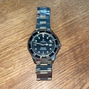 Oäkta rolex barn  - Säljer den för jag inte andvänder den, den är oäkta men om någon vill köpa den så är jag öppen för pris förslag