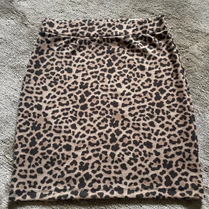 Leopard kjol - En tight leopardmönstrad kjol ifrån NA-KD i storlek S. Inga defekter förekommer.