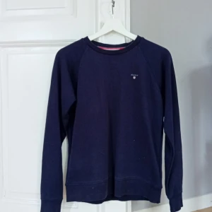 Gant tröja - Tja, säljer min gant tröja som jag har tröttnat på. storlek: 153-164 cm/13-14 år. Tröjan är i bra skick.