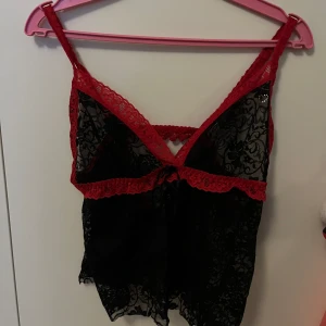 Svart spetstopp - Svart spetstopp med fina detaljer⭐️ helt ok stretchig. Det var ett nattlinne först men jag klippte den till ett linne. Aldrig använd⭐️