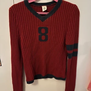 Tröja Urban Outfitters  - Säljer denna medeltjocka tröjan från Urban outfitters! Den är väldigt bekväm. Aldrig använd⭐️