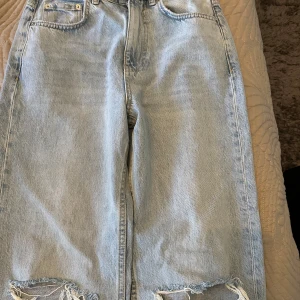 Blåa Jeans  - Ett par jättefina blåa jeans med slits på knän. Tyvärr så säljer dessa byxor då dom inte passar mig längre pågrund av storleken men byxorna har varit absolut mina favorit jeans dast jag endast använt dom 2/3 gånger. 