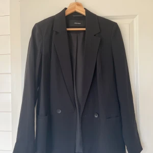 Svart blazer - Jättefin svart blazer från Vero Moda, knappt använd och i jättefint skick