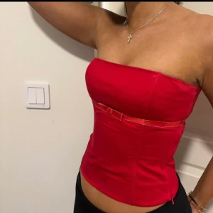 Röd korsett - Jättefina röd korsett köpt av ”elisecherievintage” på instagram❤️ aldrog använd efter köp, köpt för 399kr