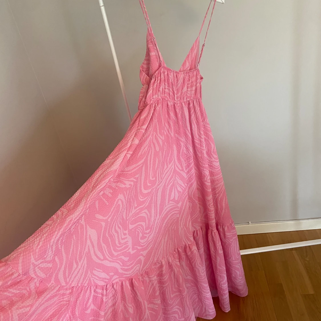 Rosa långklänning från HM i zebra-mönster - 92