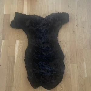 Klänning  - Jätte fin klänning aldrig använd! Stretchigt material passar allt ifrån xs till m skulle jag säga! Sitter pösigare på en XS o tight på en S-M , dragkedja att dra upp klänningen med! Inga skador  Hör av dig om due intresserad 