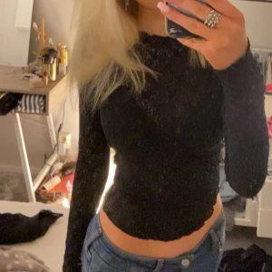 Spetströja - Säljer denna fina tröjan från Veromoda, jättefint skick! Har även i vit så skriv för intresse av den!