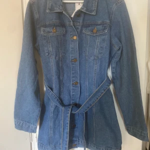 Helt ny jeansklänning  - Aldrig andvänd , väldigt mjuk i materialet. Det är en strl: 42 men är som en 40 
