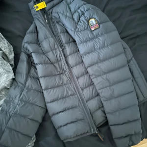 Svart Parajumper storlek L - Hej  Säljer min parajumper jacka storlek L, då den inte är min stil  Knappt använd och bara legat i garderoben då jag inte gillade och inte passade min stil. Kvitto finns Säljer för 3400kr då nypris är 5000kr, priset kan diskuteras vid snabbare affär