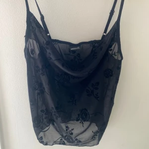 Mesh topp  - En jättefin topp i mesh med rosor på. Från ginatricot men aldrig använd så den är i nyskick💗