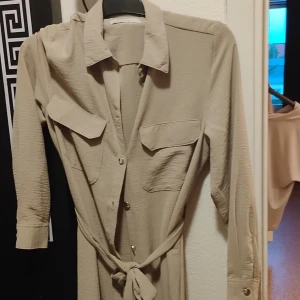 Cardigan/tunika - Long cardigan med knappar samt bälte runt midjan, storlek 42/44