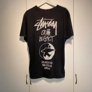 Stussy x Our Legacy T-shirt  - Hej, säljer en sjukt snygg t shirt från Stussy’s samarbete med Our Legacy. Sjukt fräsch och bekväm. Storlek M och true to Size. Använd en del men fortfarande i fint skick. Nypris 1200kr. Grå/svart färg, ska vara lite ”vintage look”. Hörs i DM! 