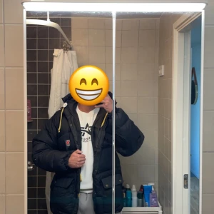 Svart fjällräven vinterjacka  - Storlek XL. Är nästan helt ny skulle jag säga. Finns ett litet Jack innanför jackan men som knappt märks av. Jag är 187cm lång och väger 90kg 