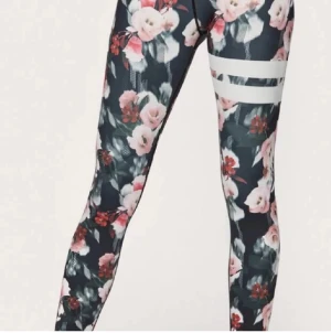 Tränings tights - Blommiga stronger tights som är knappt använda. Är i storlek xs men funkar även som s. Nypris 899