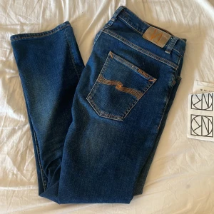 Nudie Grim tim Jeans  - Säljer dessa nudie jenas i modellen Grim tim, väldigt bra skick (9/10), kvitto och tags finns! Nypris:1599 mitt pris:499