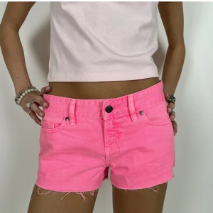 ROSA SHORTS VICTORIA SECRET - Färgglada shorts i storlek S🩷💗sjukt nice nu under sommaren!!👌Modellen är 177 cm.