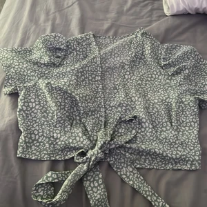 Grön Croppad topp med knytning  - Oanvänd 