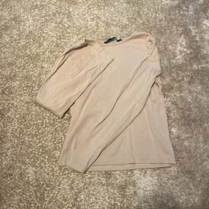 Använt 1 gång inte en fläck på den! Köpare står för frakt och pris för varan!  - Beige långärmad tröja 
