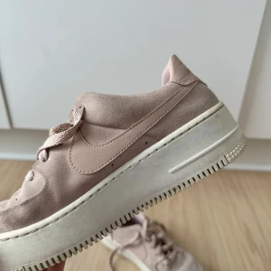 Rosa nike air - AF-1 i storlek 39. I använt skick men ser ändå bra ut! Vill bara bli av med dem så säljer billigt