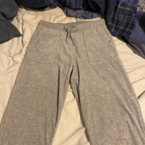 Juicy byxor  -  Det är barnstorlek 15-16 år men passar xs eller s! Jag är 167 och dom fungerar bra i längden på mig. Köpta på jeansbolaget för 800kr. Använt en del men dom är inte slitna  och har inga fläckar.  Kan sänka pris vid snabb affär!!  Returnerar inte.