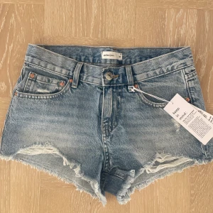 Low waist jeansshorts  - Säljer dessa helt nya low waist jeansshorts från Gina, storlek 32 men väldigt stora i storlek så passar mig som vanligtvis bär 34/36 i byxor. Så fina verkligen och helt slutsålda! Nypris 400kr🫶🏼