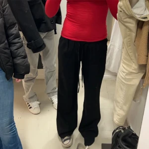 Lågmidjade linnebyxor  - ett par svarta lågmidjade linnebyxor från h&m som är slutsålda överallt. Aldrig använda! Skriv för bättre bild