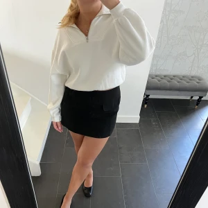 Sweatshirt med halfzipper - Vit sweatshirts med halfzipper från Gina Tricot. Storlek S i väldigt fint skick. 