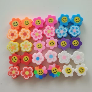 30st blommor pärlor, pyssel  - Pärlor Form: blomma  Färg: Orange, gul, röd, rosa, regnbågefärgad, blå, lila och vit  Antal: 30st Skick: oanvända Kul att pyssla med. Du kan tex gör armband, halsband med dem. 